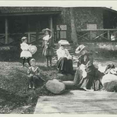 Women and children on the steps of Cedar Lodge
