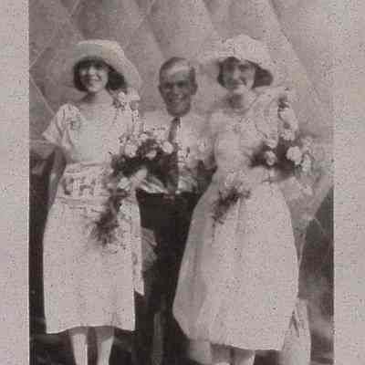 Willard Seiberling and two unidentified women in front of balloon