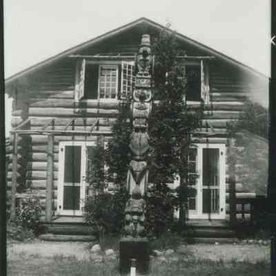 Totem pole at Cedar Lodge