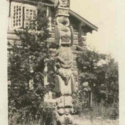 Totem pole at Cedar Lodge