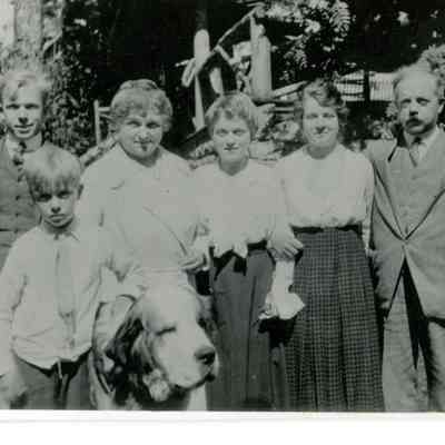 Seiberling family members posed at Cedar Lodge
