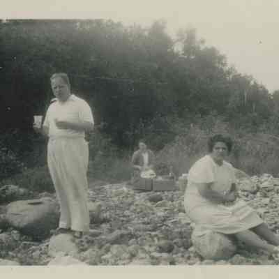 Penfield & Harriet Seiberling on a picnic