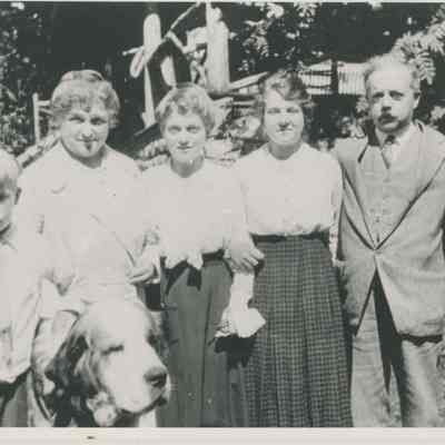 Seiberling family members posed at Cedar Lodge
