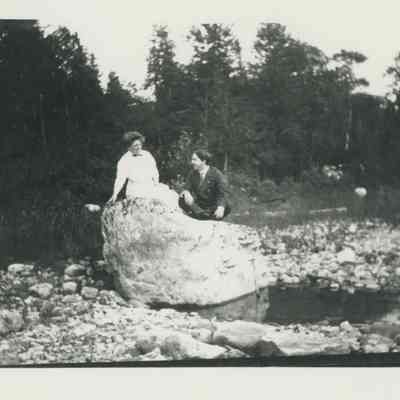 Gertrude Seiberling & Cecil Fanning sitting on a large bolder