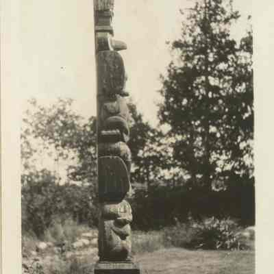 Totem pole at Cedar Lodge