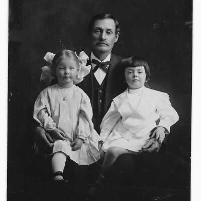 M.E. Summers with Grandchildren Roger Peyton and Lois Inskeep