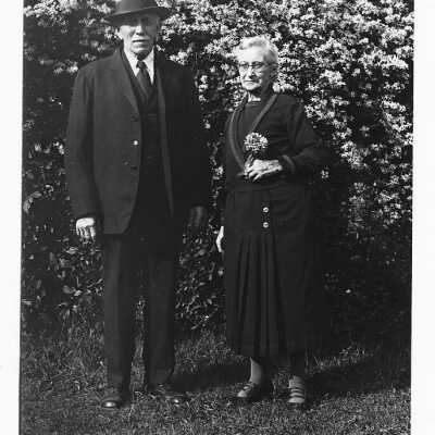 Unkonwn Couple (have another photo of them in archive)