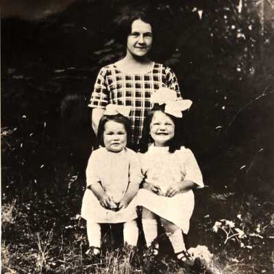 Lena Barr (wife of Sam Barr) with daughters Ruth and Betty