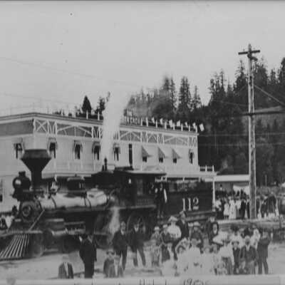 Estacada Hotel 1905 train in front