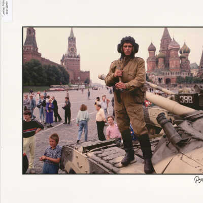A soldier loyal to the coup leaders stands atop his tank in Red Square