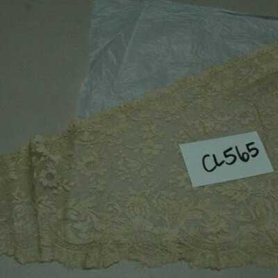 Triangular shoulder scarf