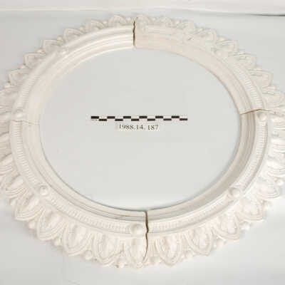 Surround, Plaster