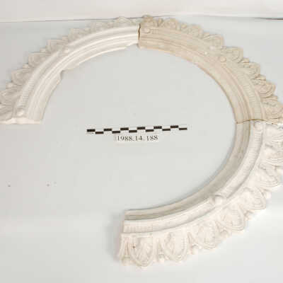 Surround, Plaster