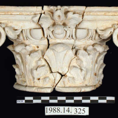 Capital, Plaster