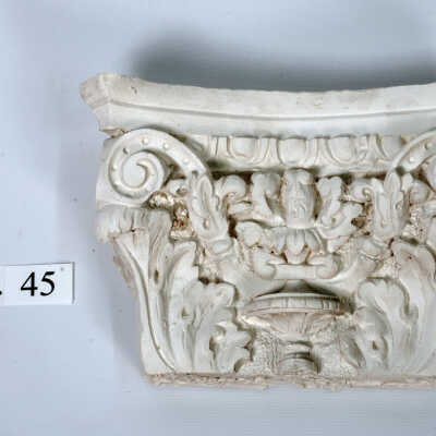 Capital, Plaster