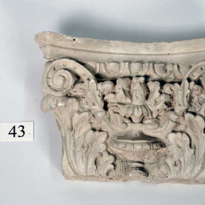 Capital, Plaster