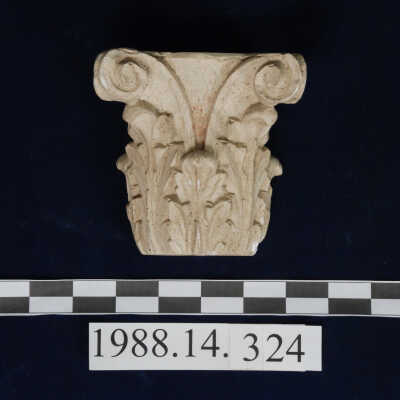 Capital, Plaster