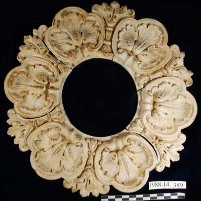 Surround, Plaster