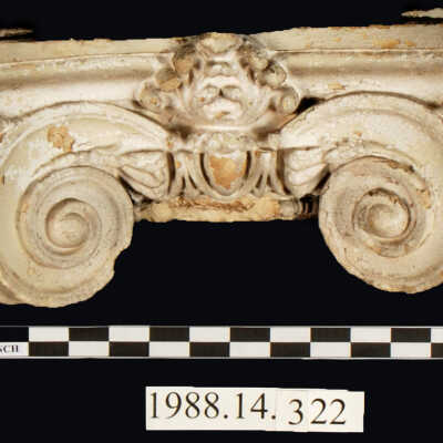 Capital, Plaster