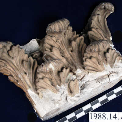 Capital, Plaster