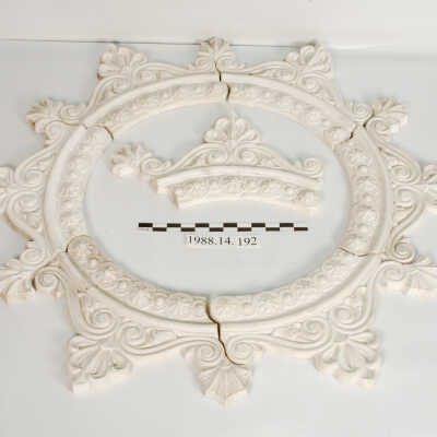 Surround, Plaster