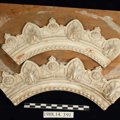 Surround, Plaster