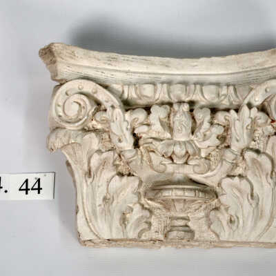 Capital, Plaster