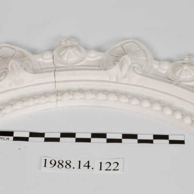Surround, Plaster