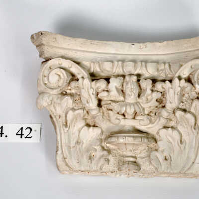 Capital, Plaster
