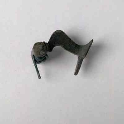 Brooch, knee