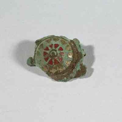 Disc brooch