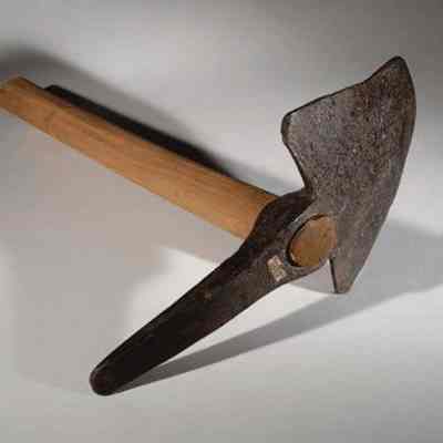 Entrenching tool