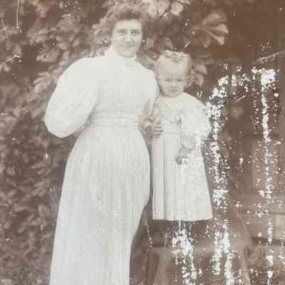 Cabinet card photo of unidentified woman and child, circa 1900