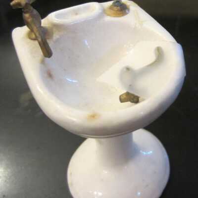 Sink, dollhouse