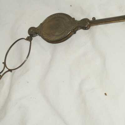 lorgnette open