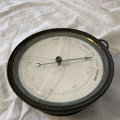 Barometer with metal casing