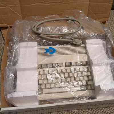Box - Open: Computer in original packaging, 1 cable