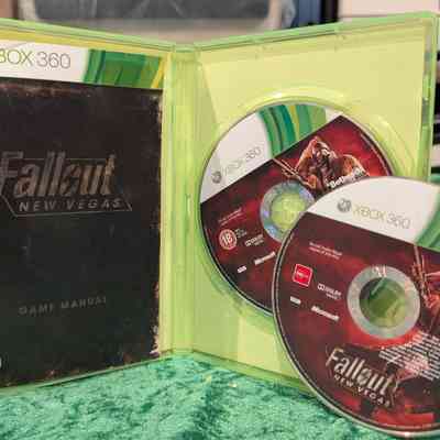 Game Box - Open: 2 game discs and manual