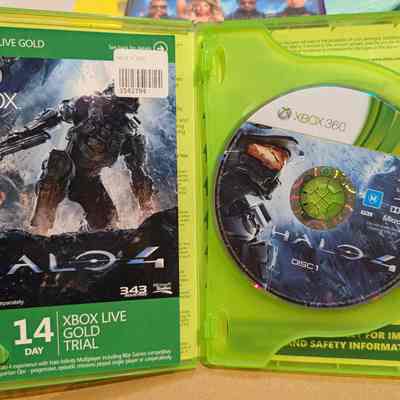 Game Box - Open: Game Disc 1 and Manual