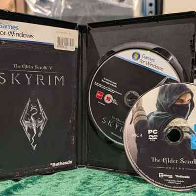 Game Box - Open: 2 game discs and manual