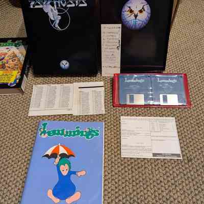 Game Box - Open: 2 x floppy discs
Game manual
Warranty card
Level code sheets
