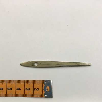 Neulakinnas Needle