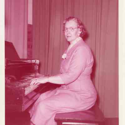 Wilhemien Viets playing piano
