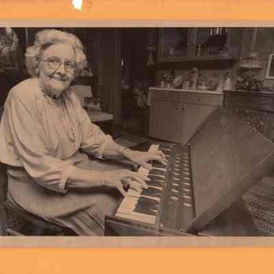 Wilhemien Viets playing the Philips Organ