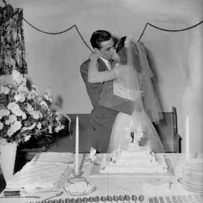 A kiss by the wedding cake