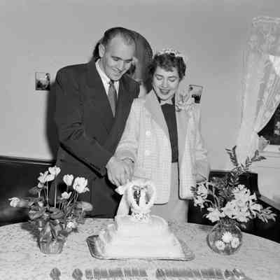 Cutting the wedding cake
