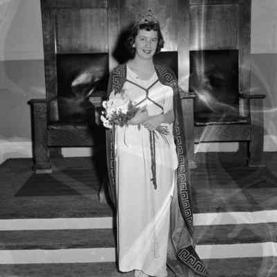 Woman in royal attire [SIMILAR TO #893]
