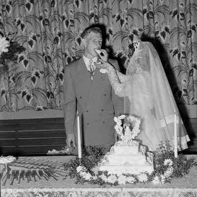 Feeding the groom cake