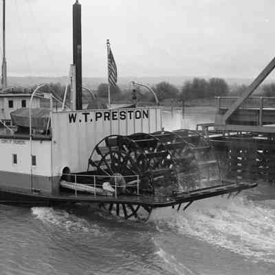 Sternwheel snagboat