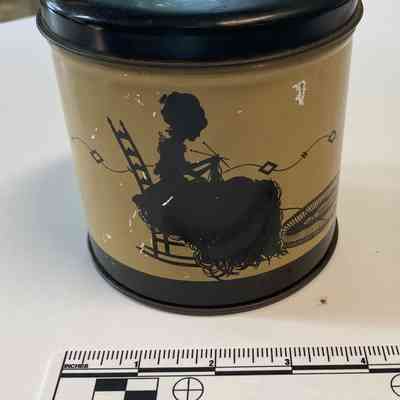 Yarn holder tin